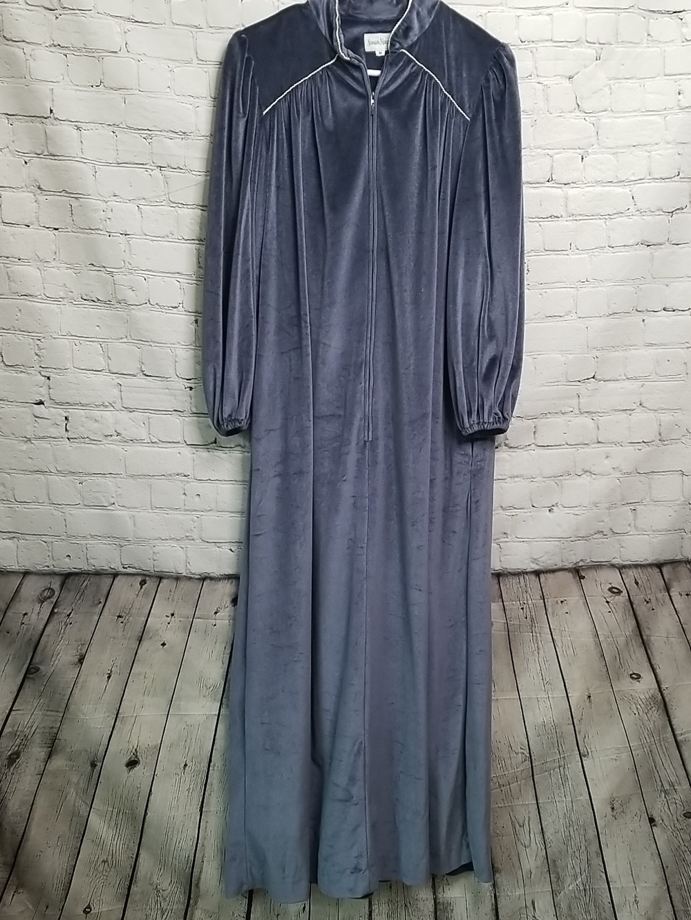 Neiman-Marcus womens robe size Medium Zip front EUC